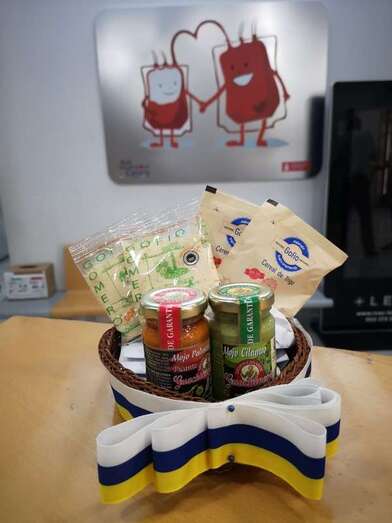 Bodegón con los obsequios para los donantes (Foto TA)